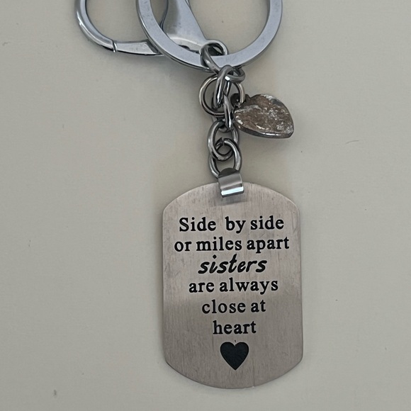 Sisters Keychain - Picture 4 of 5